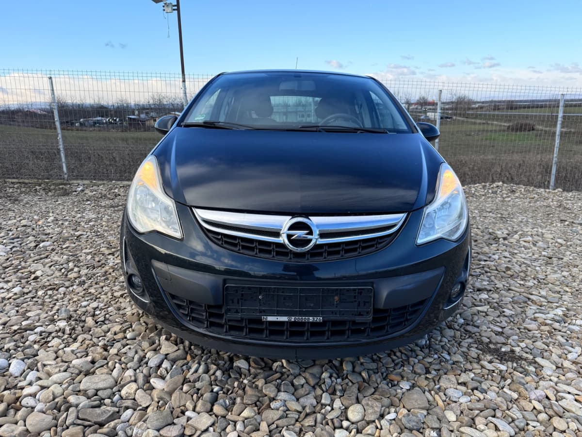 Opel  Corsa D 1.2 benzină  – vedere laterală