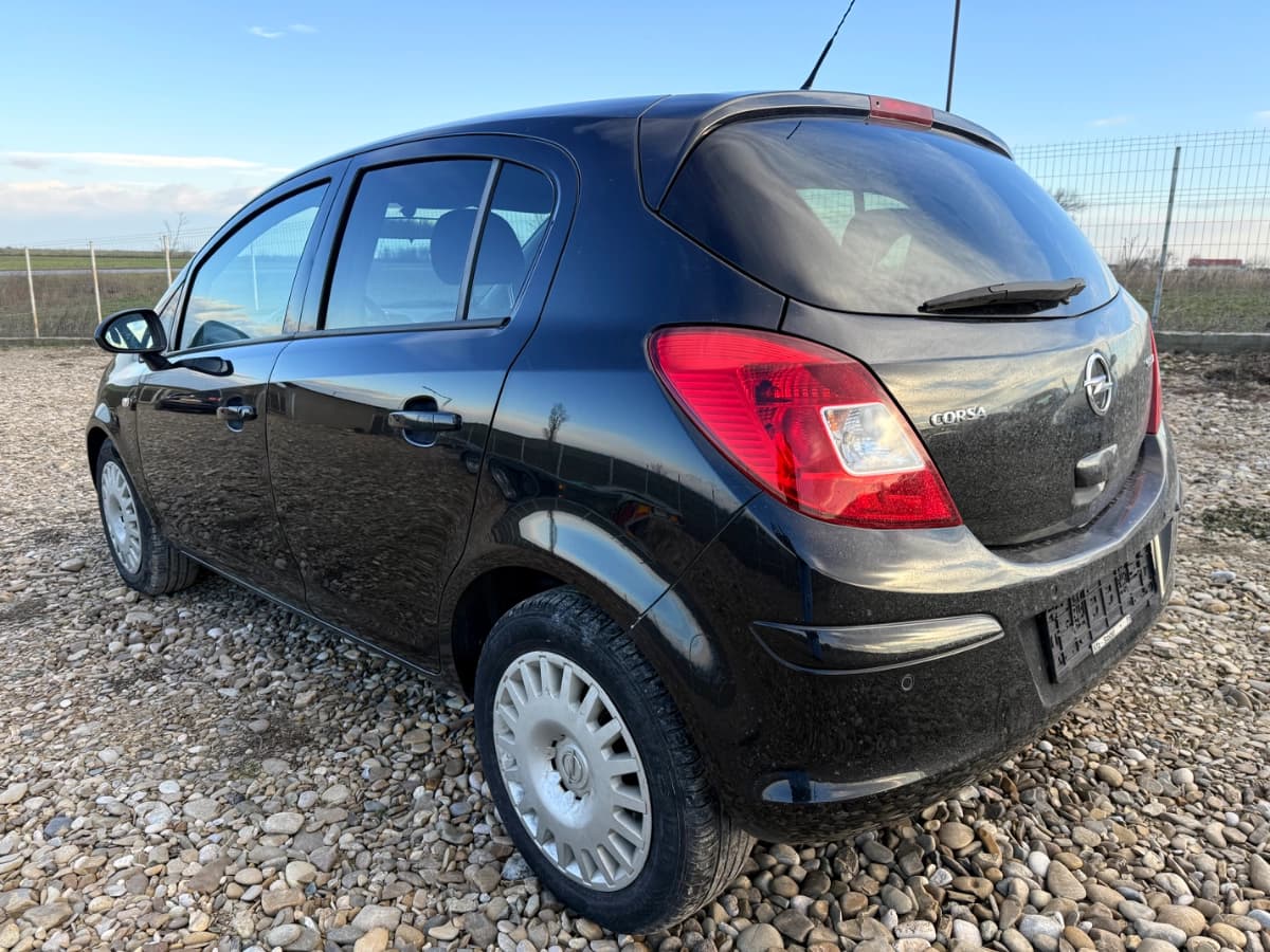 Opel  Corsa D 1.2 benzină  – interior